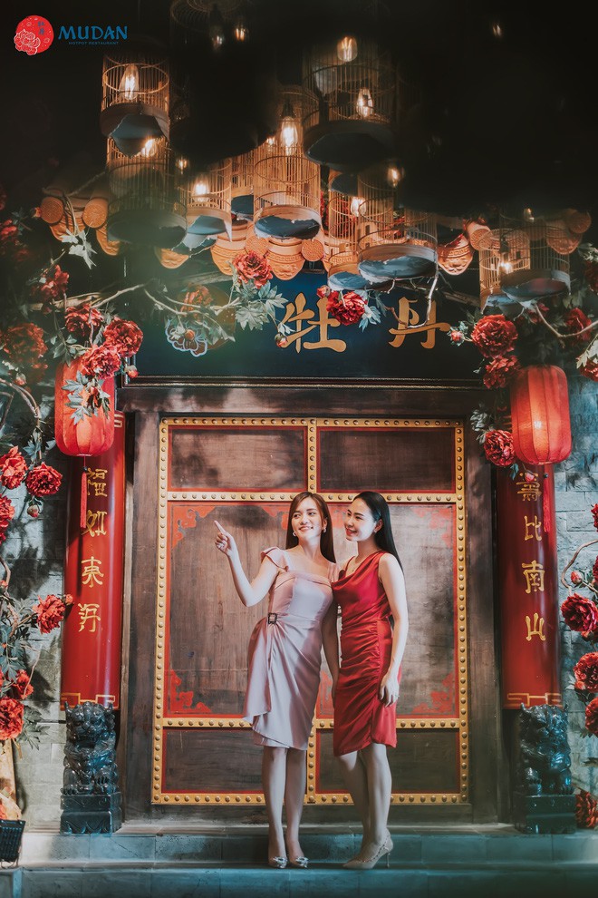 Ngày mưa thử đi check-in ở nhà hàng lẩu theo phong cách cổ trang xịn xò đất Đà thành - Ảnh 1. Ngày mưa thử đi check-in ở nhà hàng lẩu theo phong cách cổ trang xịn xò đất Đà thành - Ảnh 1.