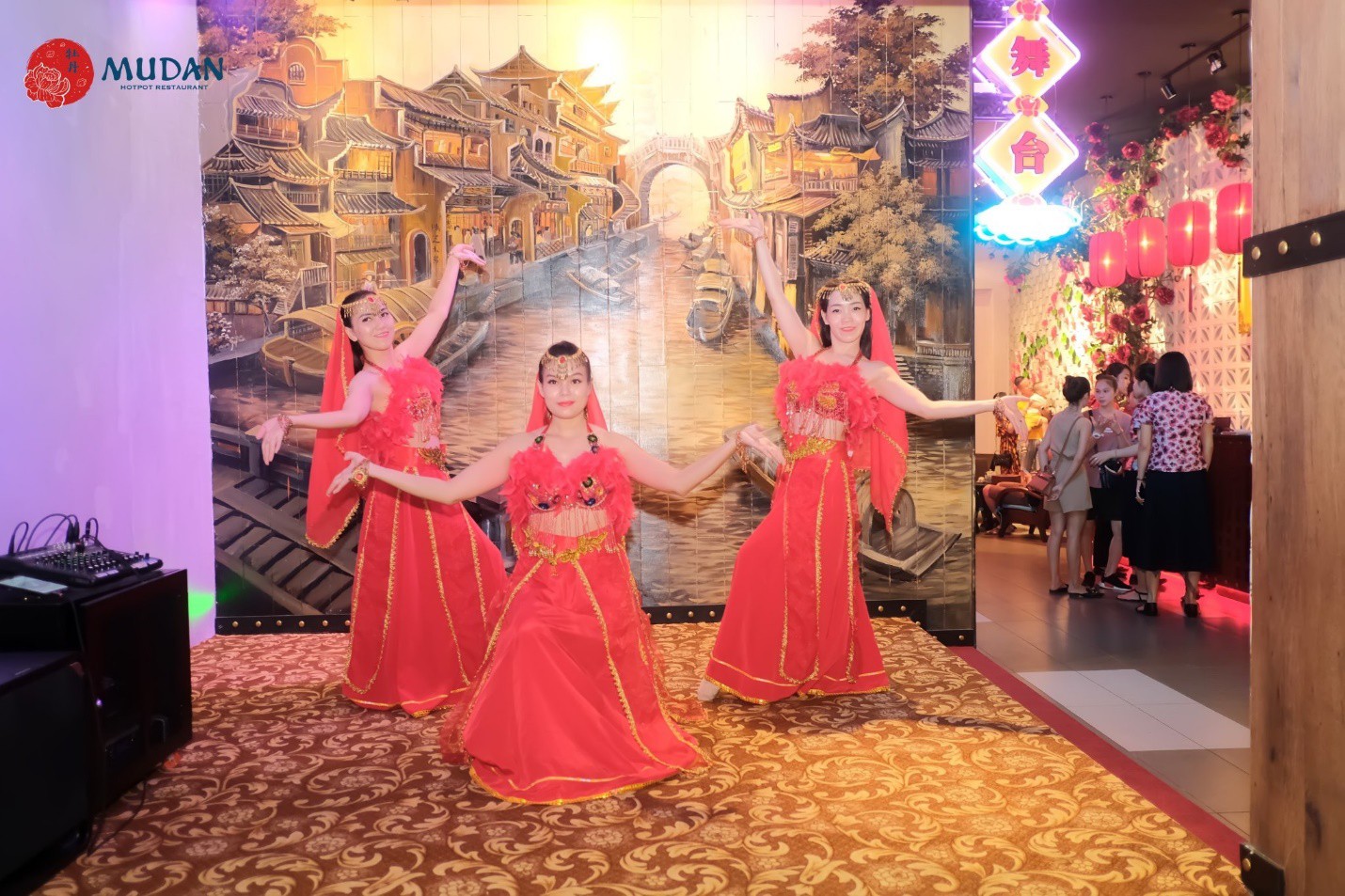 Ngày mưa thử đi check-in ở nhà hàng lẩu theo phong cách cổ trang xịn xò đất Đà thành - Ảnh 2. Ngày mưa thử đi check-in ở nhà hàng lẩu theo phong cách cổ trang xịn xò đất Đà thành - Ảnh 2.