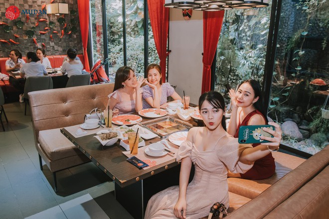 Ngày mưa thử đi check-in ở nhà hàng lẩu theo phong cách cổ trang xịn xò đất Đà thành - Ảnh 14. Ngày mưa thử đi check-in ở nhà hàng lẩu theo phong cách cổ trang xịn xò đất Đà thành - Ảnh 14.