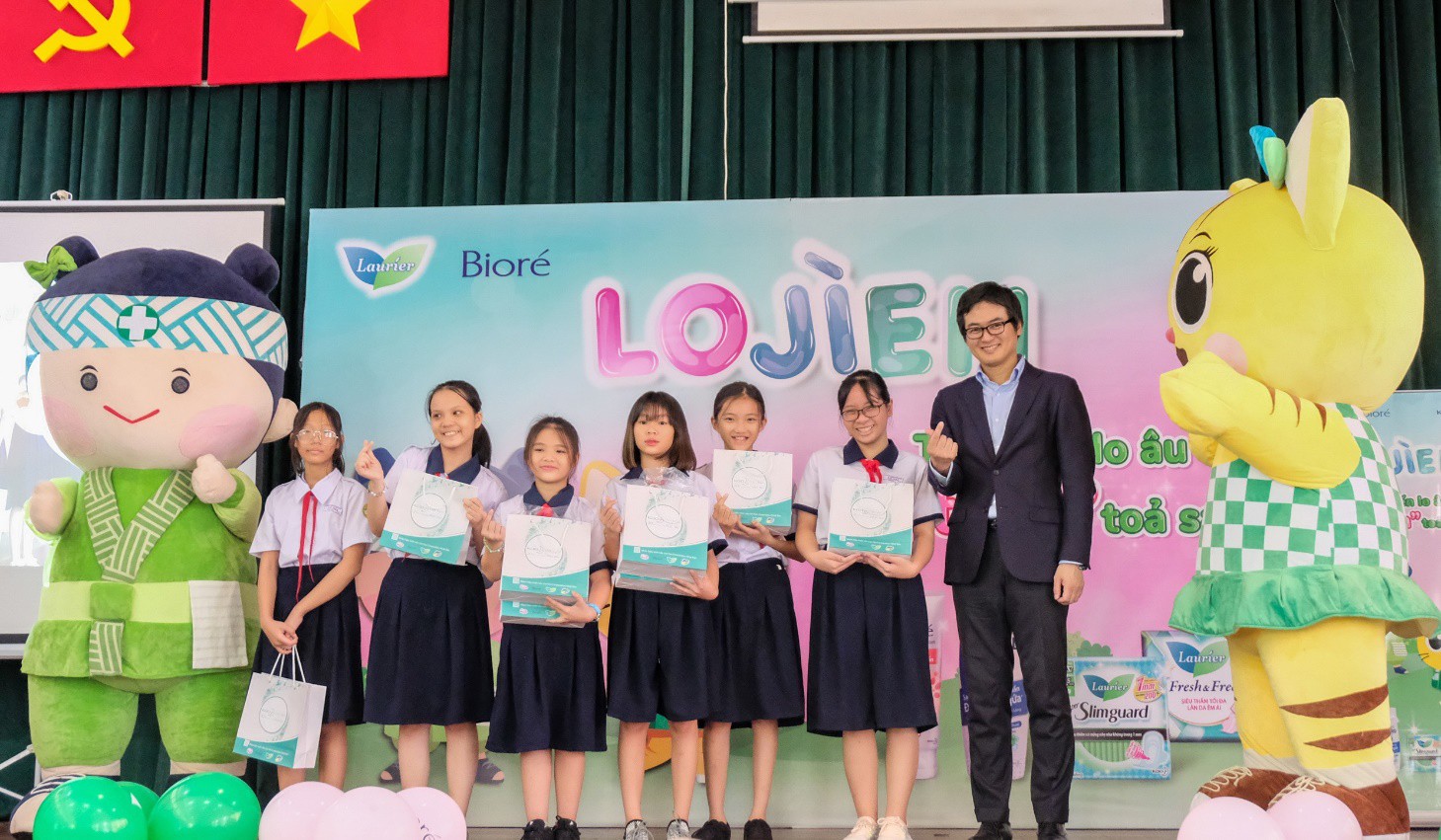 Hàng nghìn học sinh hào hứng tham gia chương trình “Tan biến lo âu, tự teen tỏa sáng” - Ảnh 3. Hàng nghìn học sinh hào hứng tham gia chương trình “Tan biến lo âu, tự teen tỏa sáng” - Ảnh 3.