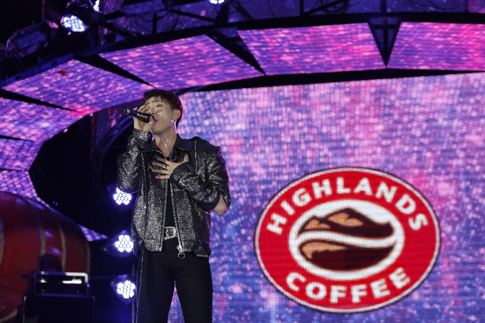 Hơn 6.000 bạn trẻ Đà Nẵng bùng nổ cùng đại tiệc âm nhạc “Highlands Coffee – 20 nắm gắn kết niềm tự hào đất Việt” - Ảnh 7. Hơn 6.000 bạn trẻ Đà Nẵng bùng nổ cùng đại tiệc âm nhạc “Highlands Coffee – 20 nắm gắn kết niềm tự hào đất Việt” - Ảnh 7.
