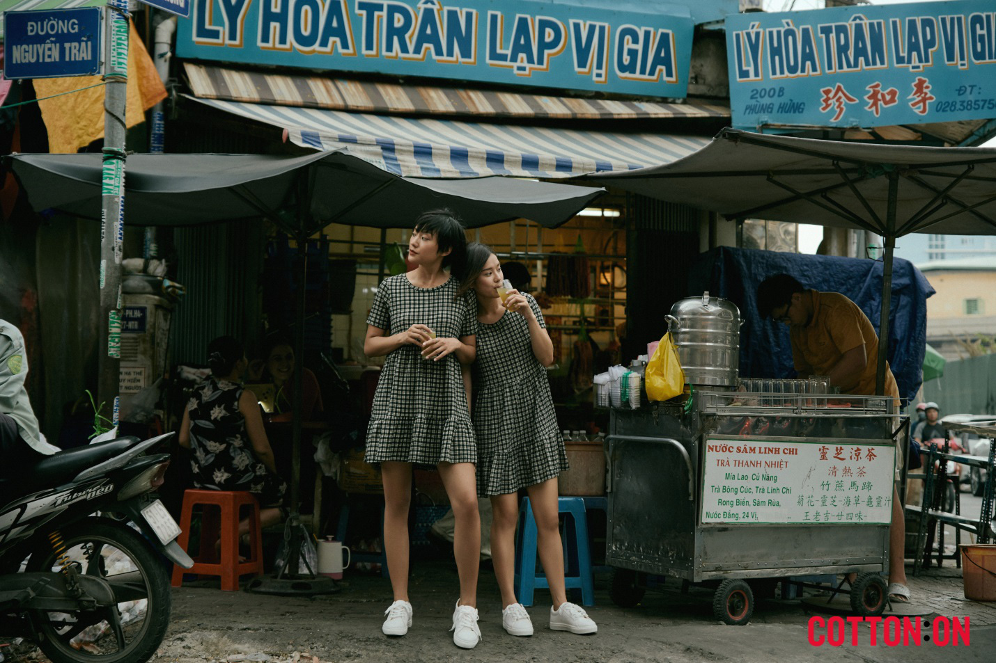 Có một Sài Gòn của COTTON:ON dung dị và thân thương đến thế qua bộ ảnh “Hello Saigon” - Ảnh 10. Có một Sài Gòn của COTTON:ON dung dị và thân thương đến thế qua bộ ảnh “Hello Saigon” - Ảnh 10.