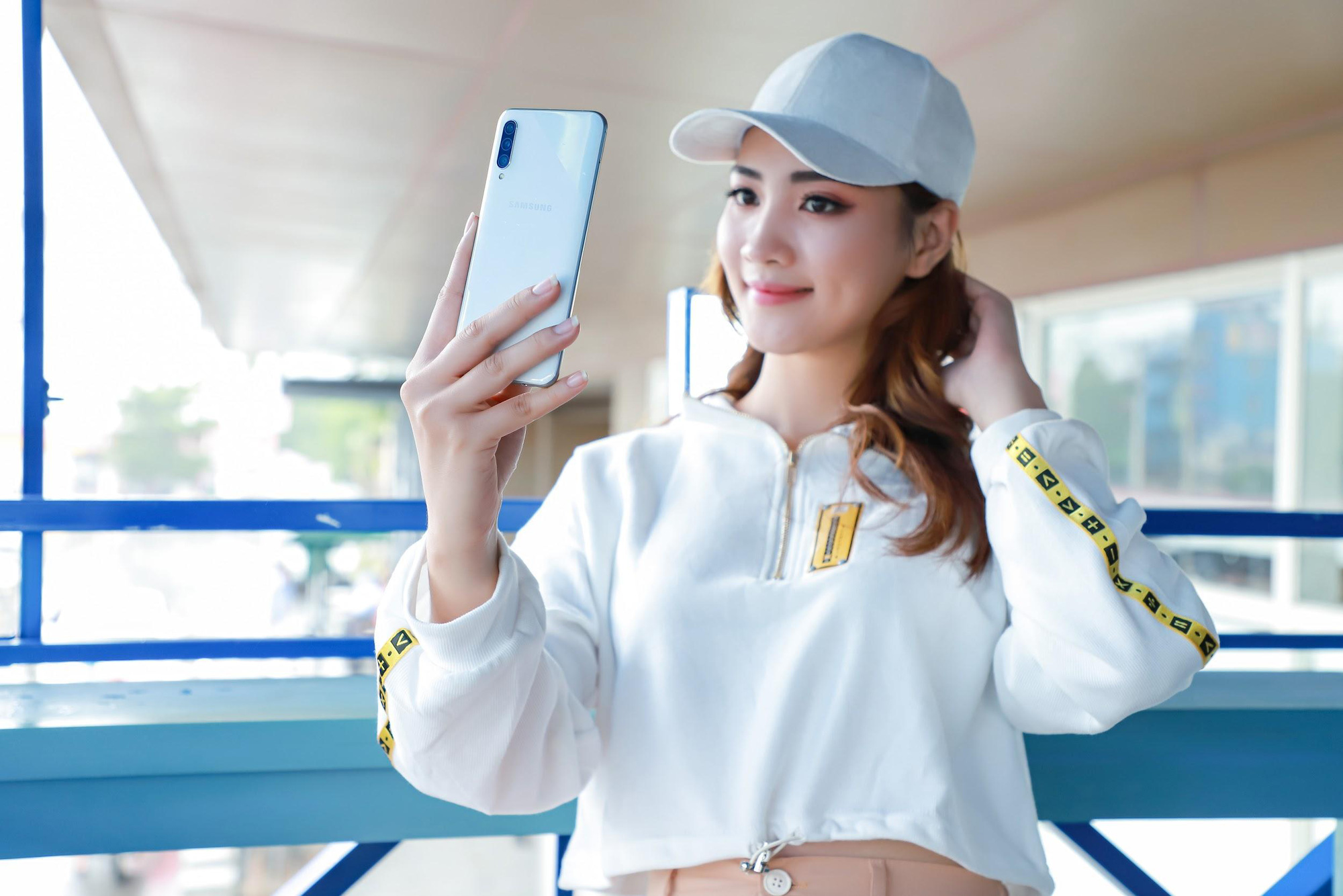 Không cần đến túi xách, hàng hiệu, ngay cả 1 chiếc smartphone cũng là cách giúp người trẻ luôn nổi bật - Ảnh 1.