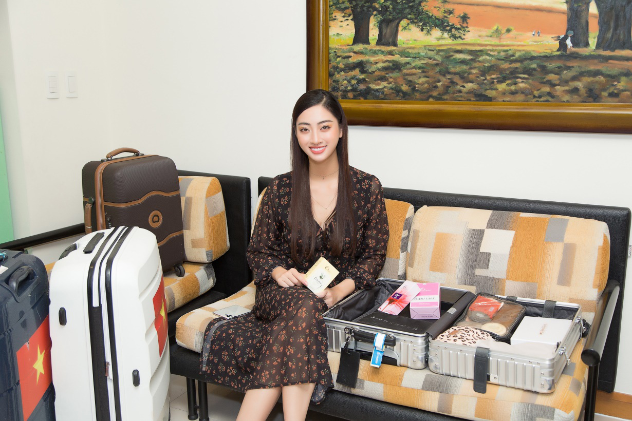 Có gì trong khối hành lý 140kg của hoa hậu Lương Thùy Linh? - Ảnh 2. Có gì trong khối hành lý 140kg của hoa hậu Lương Thùy Linh? - Ảnh 2.