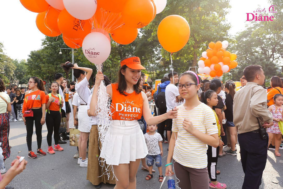 Hơn 1.000 người mặc áo cam “nhuộm màu” Hồ Gươm - Ảnh 8.
