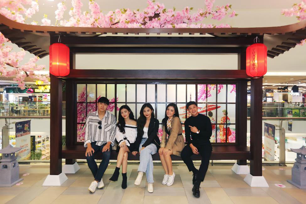 Con đường hoa anh đào “đẹp đốn tim” giới trẻ Sài thành - Ảnh 1.