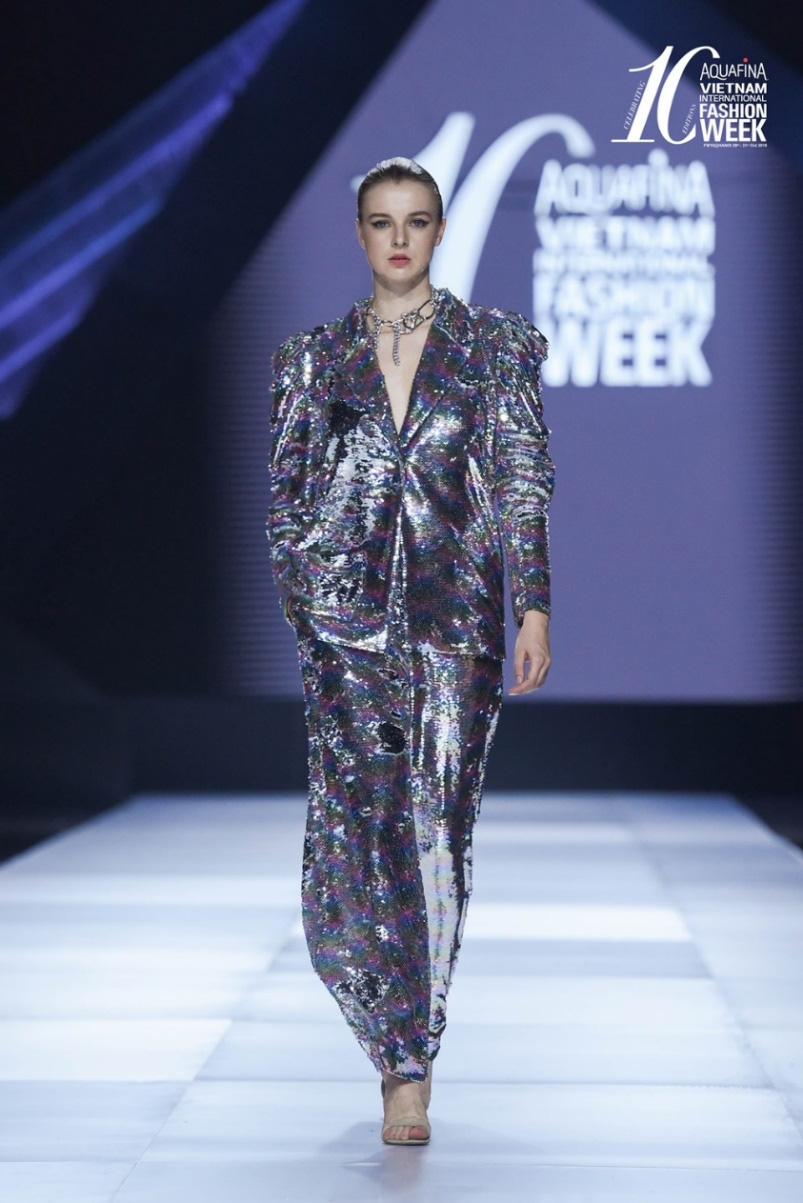 Muốn trở thành nữ hoàng của đêm tiệc cuối năm thì phải update ngay 7 gợi ý hot hit từ sàn catwalk - Ảnh 2. Muốn trở thành nữ hoàng của đêm tiệc cuối năm thì phải update ngay 7 gợi ý hot hit từ sàn catwalk - Ảnh 2.