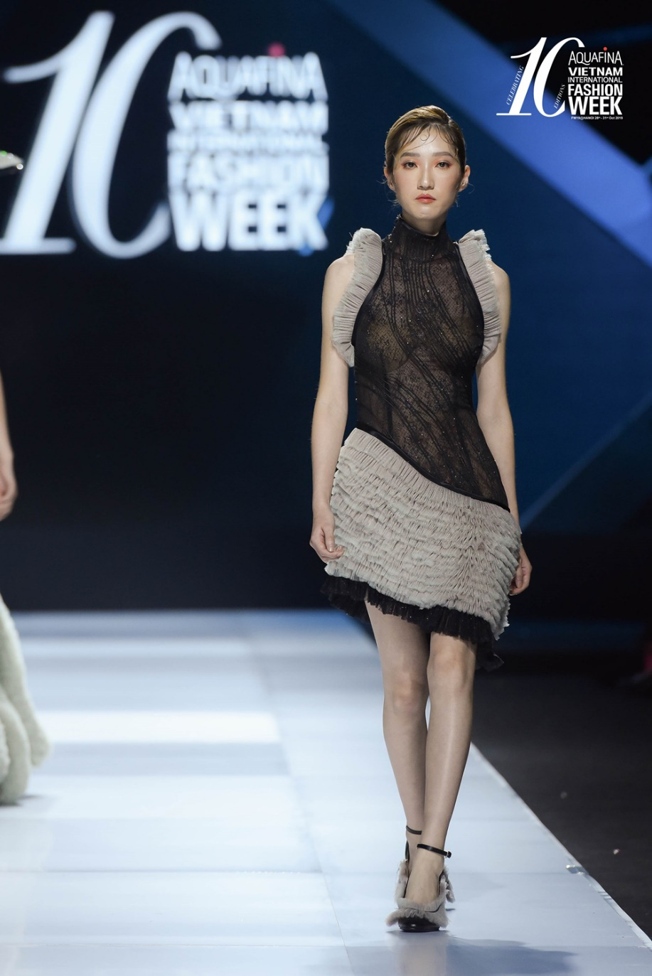 Muốn trở thành nữ hoàng của đêm tiệc cuối năm thì phải update ngay 7 gợi ý hot hit từ sàn catwalk - Ảnh 9. Muốn trở thành nữ hoàng của đêm tiệc cuối năm thì phải update ngay 7 gợi ý hot hit từ sàn catwalk - Ảnh 9.