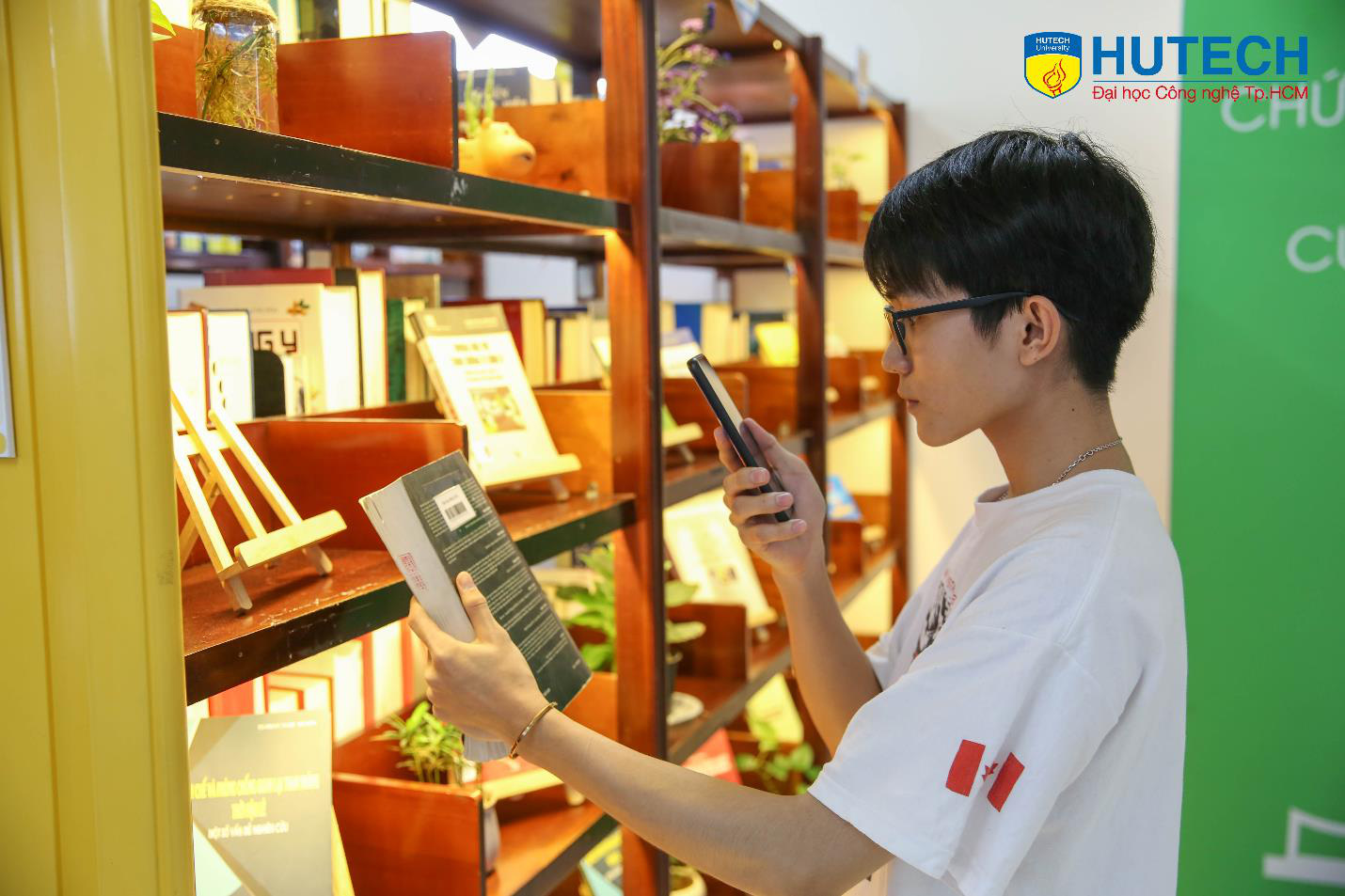 Thư viện HUTECH tiên phong kích thích văn hóa đọc bằng ứng dụng di động - Ảnh 1. Thư viện HUTECH tiên phong kích thích văn hóa đọc bằng ứng dụng di động - Ảnh 1.