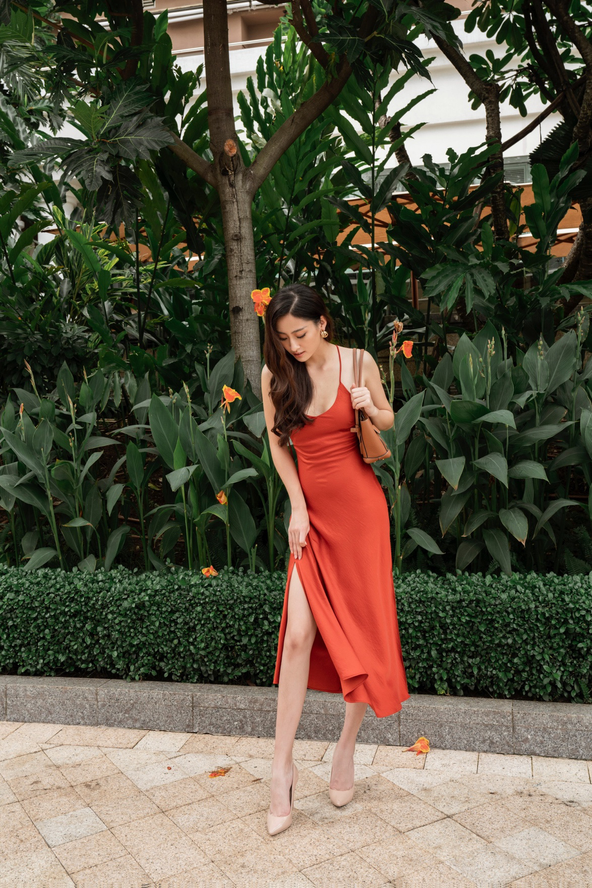 Tỏa sáng tiệc cuối năm, hội chị em nên học ngay bí kíp dress up của Hoa hậu Lương Thùy Linh - Ảnh 8. Tỏa sáng tiệc cuối năm, hội chị em nên học ngay bí kíp dress up của Hoa hậu Lương Thùy Linh - Ảnh 8.