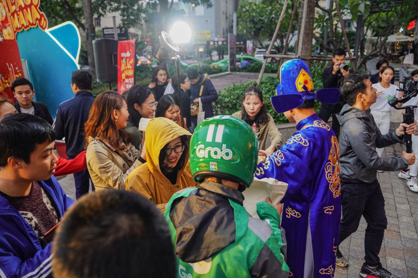 Hàng trăm người bất ngờ khi thấy “Táo” Xuân Bắc xuất hiện, thi nhau thử vận may năm mới - Ảnh 3.