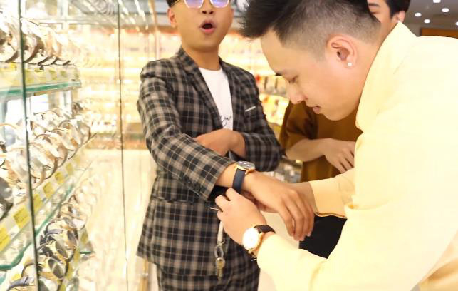 Chiều thánh chửi Minh Dự hết cỡ, nhân viên bán đồng hồ lì đòn nhất năm là đây! - Ảnh 4. Chiều thánh chửi Minh Dự hết cỡ, nhân viên bán đồng hồ lì đòn nhất năm là đây! - Ảnh 4.
