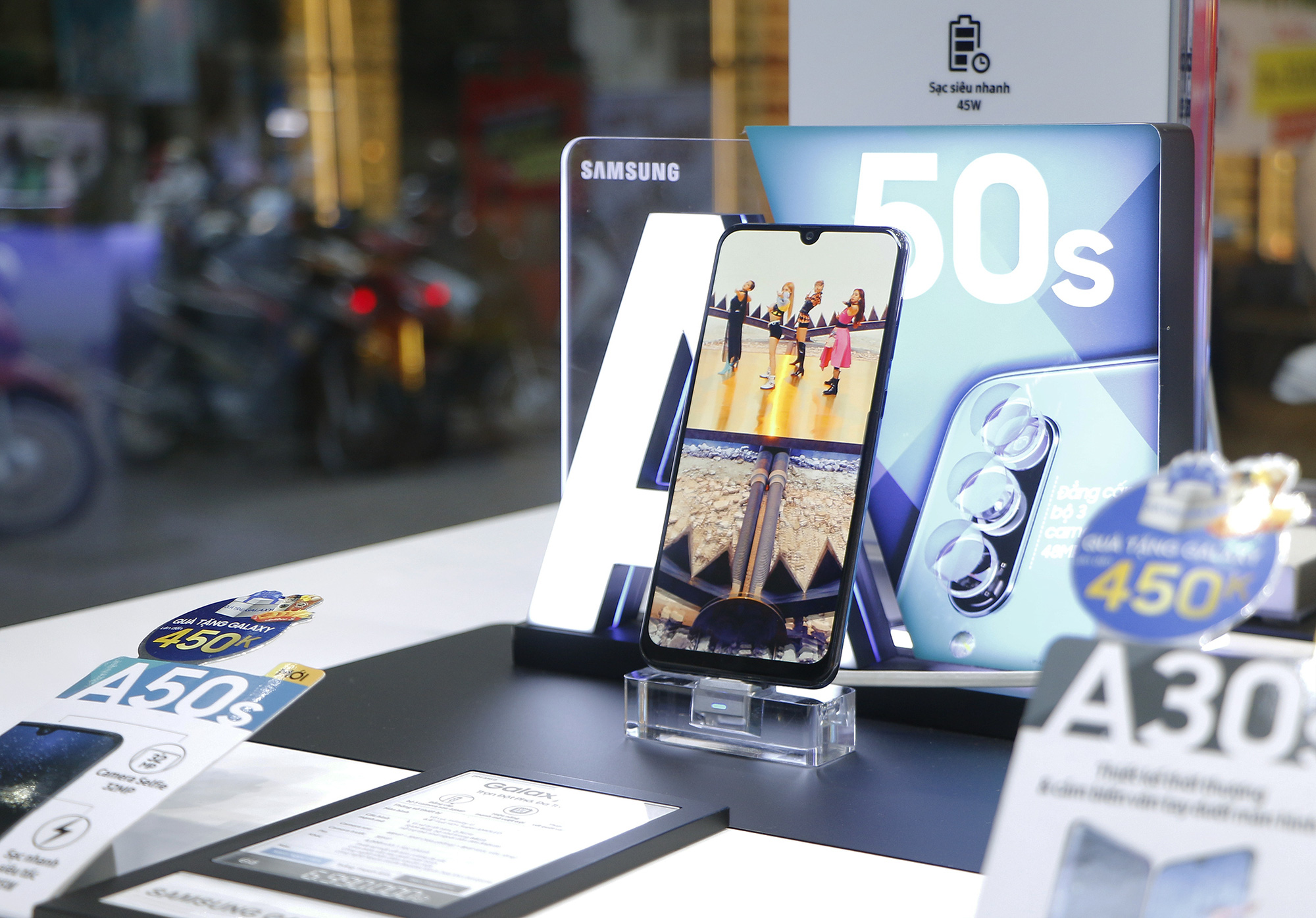 Chưa đến 700.000 đồng vẫn sở hữu smartphone Samsung 3 camera tại FPT Shop - Ảnh 1.