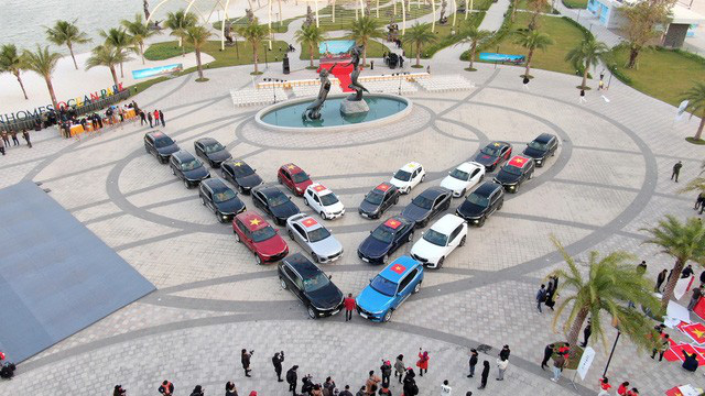 Dàn xe VinFast xếp thành hình chữ V khổng lồ - biểu tượng cho tinh thần mãnh liệt Việt Nam - Ảnh 2.