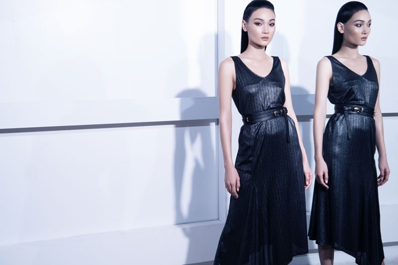 Bắt trend thời trang thế giới ngay và luôn với 4 set đồ ánh kim quyến rũ khó rời mắt! - Ảnh 6. Bắt trend thời trang thế giới ngay và luôn với 4 set đồ ánh kim quyến rũ khó rời mắt! - Ảnh 6.