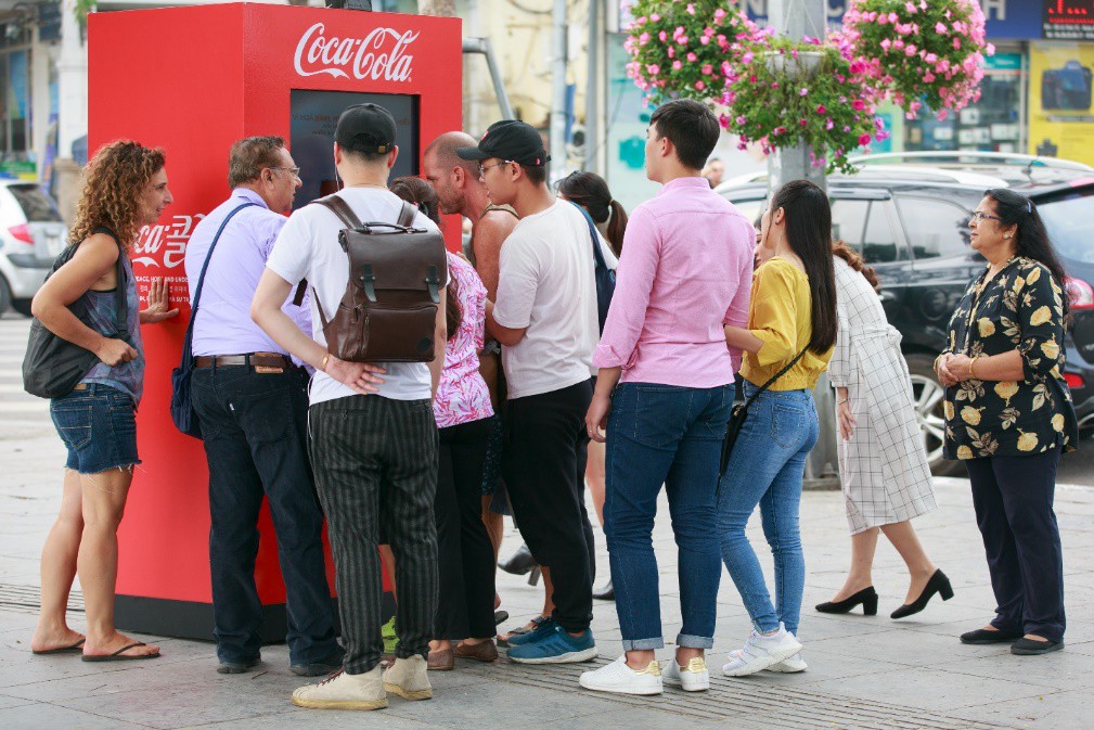 Lon nước thôi mà, sao trai gái Tây ta háo hức săn lùng quá vậy? - Ảnh 1. Lon nước thôi mà, sao trai gái Tây ta háo hức săn lùng quá vậy? - Ảnh 1.