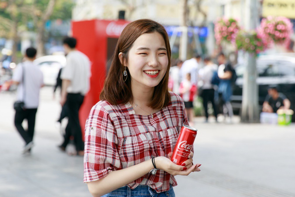 Lon nước thôi mà, sao trai gái Tây ta háo hức săn lùng quá vậy? - Ảnh 2. Lon nước thôi mà, sao trai gái Tây ta háo hức săn lùng quá vậy? - Ảnh 2.