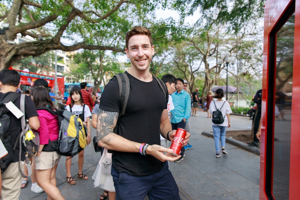 Lon nước thôi mà, sao trai gái Tây ta háo hức săn lùng quá vậy? - Ảnh 3. Lon nước thôi mà, sao trai gái Tây ta háo hức săn lùng quá vậy? - Ảnh 3.