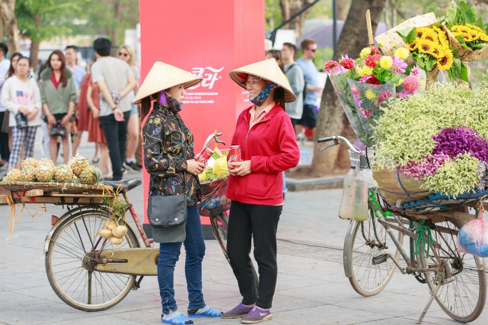 Lon nước thôi mà, sao trai gái Tây ta háo hức săn lùng quá vậy? - Ảnh 4. Lon nước thôi mà, sao trai gái Tây ta háo hức săn lùng quá vậy? - Ảnh 4.