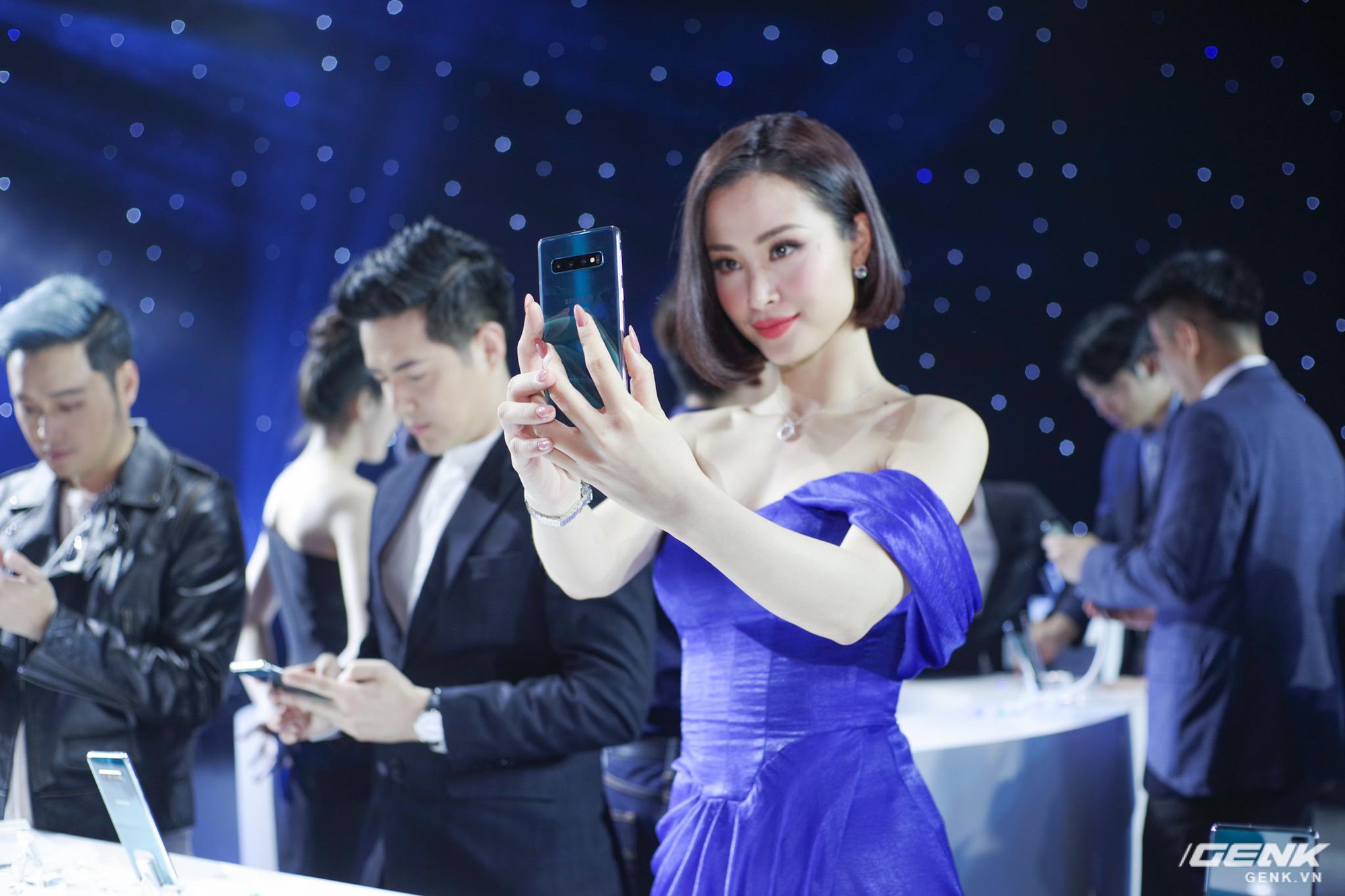 Thanh Hằng, Đông Nhi, Quỳnh Anh Shyn... háo hức chờ đợi giờ phút được trên tay siêu phẩm công nghệ - Ảnh 4. Thanh Hằng, Đông Nhi, Quỳnh Anh Shyn... háo hức chờ đợi giờ phút được trên tay siêu phẩm công nghệ - Ảnh 4.