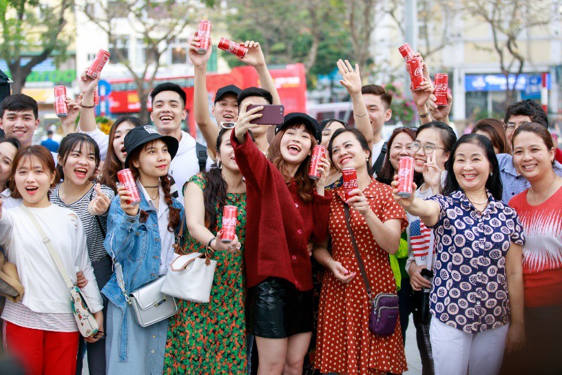 Lon nước thôi mà, sao trai gái Tây ta háo hức săn lùng quá vậy? - Ảnh 6. Lon nước thôi mà, sao trai gái Tây ta háo hức săn lùng quá vậy? - Ảnh 6.