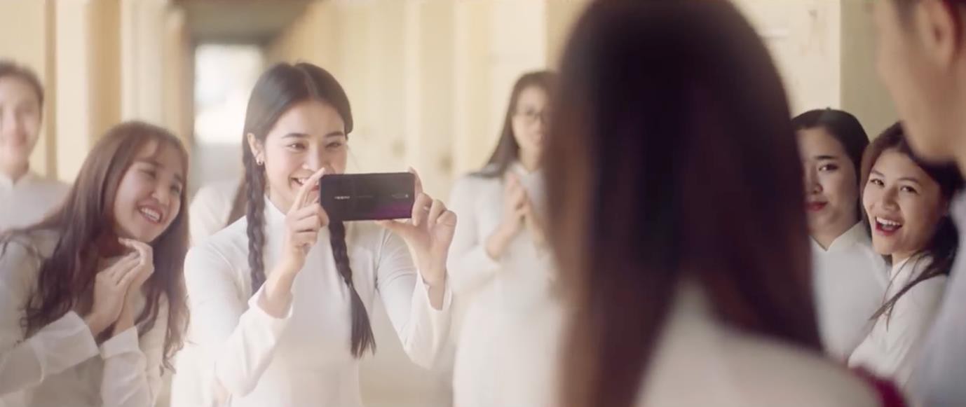 Sự thật về chiếc smartphone tràn viền siêu quyến rũ trong MV triệu view mới nhất của Hương Giang - Ảnh 3.
