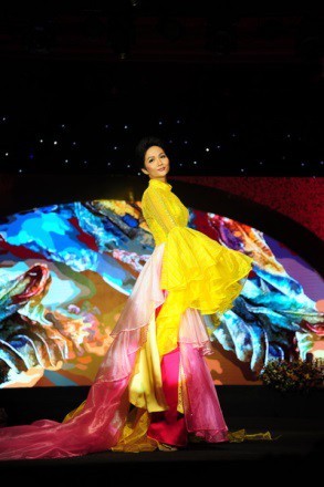 H’Hen Niê cùng nhiều sao Việt tỏa sáng trong đêm gala tổng kết Lễ hội Áo dài 2019 - Ảnh 6.