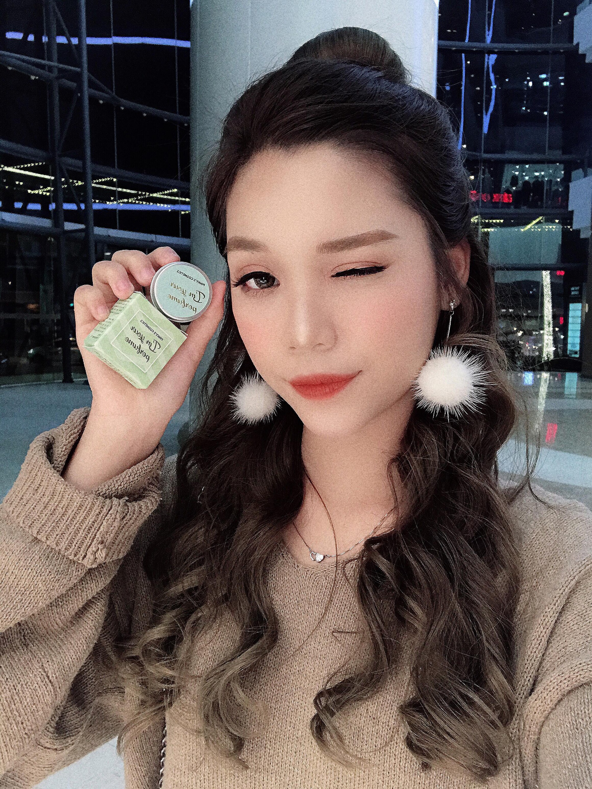 Nước hoa khô - Xu hướng mới khiến mọi cô gái quyết tâm phải có 1 em trong túi xách - Ảnh 9. Nước hoa khô - Xu hướng mới khiến mọi cô gái quyết tâm phải có 1 em trong túi xách - Ảnh 9.
