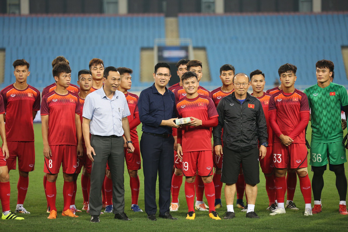 U23 Việt Nam bất ngờ nhận 500 triệu từ bầu Tam ngay trên sân tập - Ảnh 3. U23 Việt Nam bất ngờ nhận 500 triệu từ bầu Tam ngay trên sân tập - Ảnh 3.