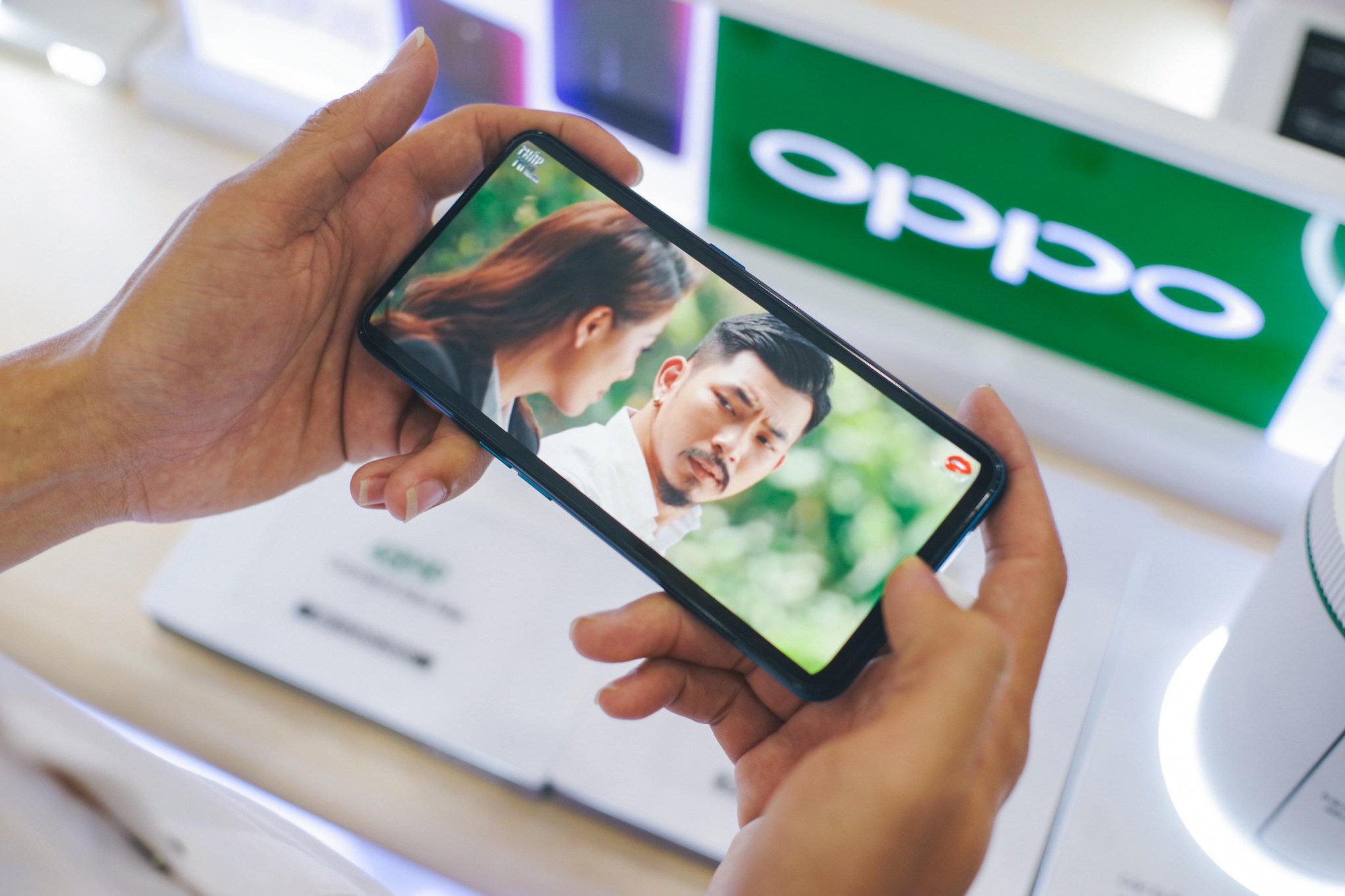 Khách hàng thích thú trải nghiệm smartphone toàn màn hình F11 Pro ngay trước giờ ra mắt - Ảnh 1. Khách hàng thích thú trải nghiệm smartphone toàn màn hình F11 Pro ngay trước giờ ra mắt - Ảnh 1.