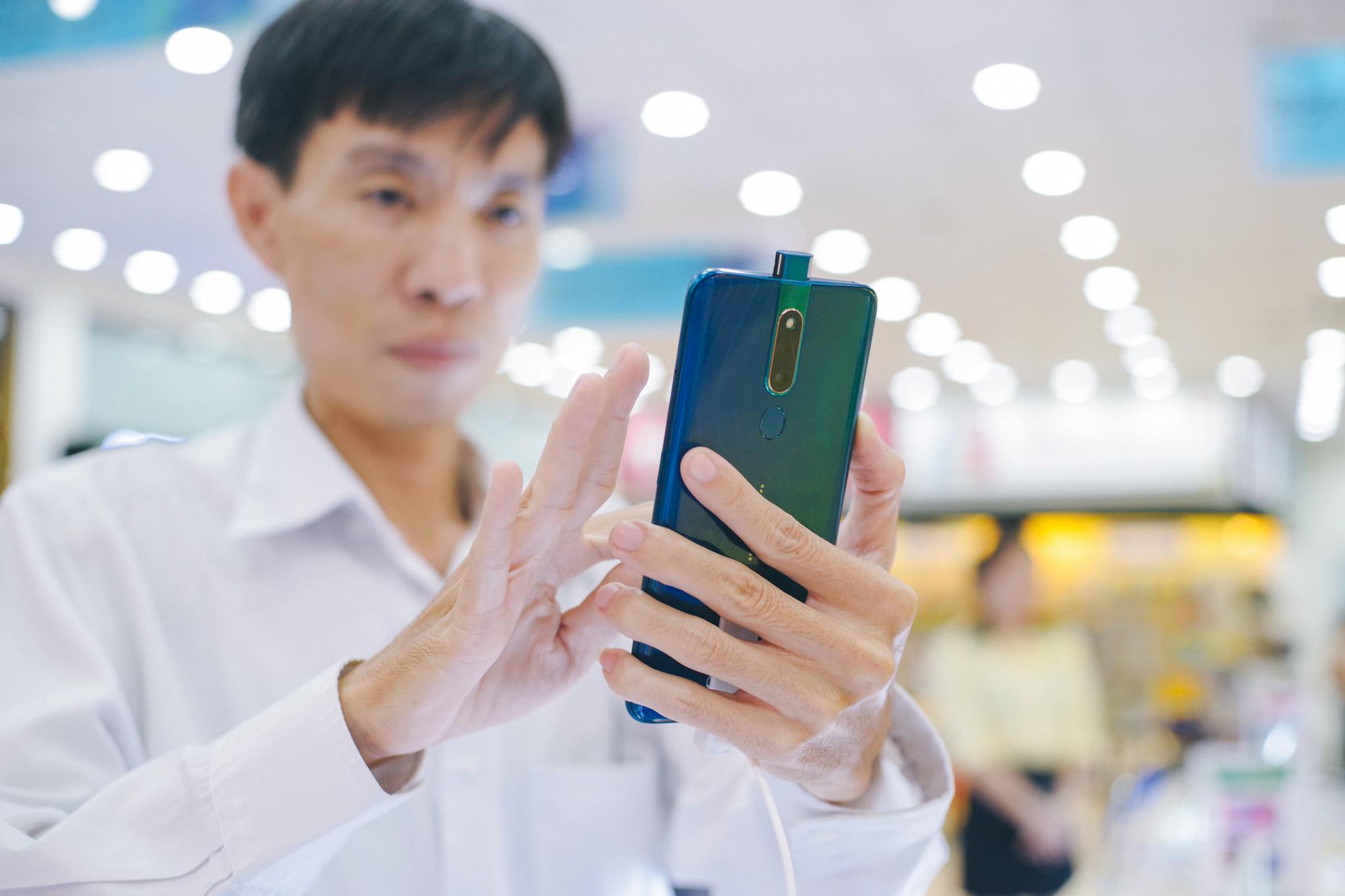 Khách hàng thích thú trải nghiệm smartphone toàn màn hình F11 Pro ngay trước giờ ra mắt - Ảnh 2. Khách hàng thích thú trải nghiệm smartphone toàn màn hình F11 Pro ngay trước giờ ra mắt - Ảnh 2.