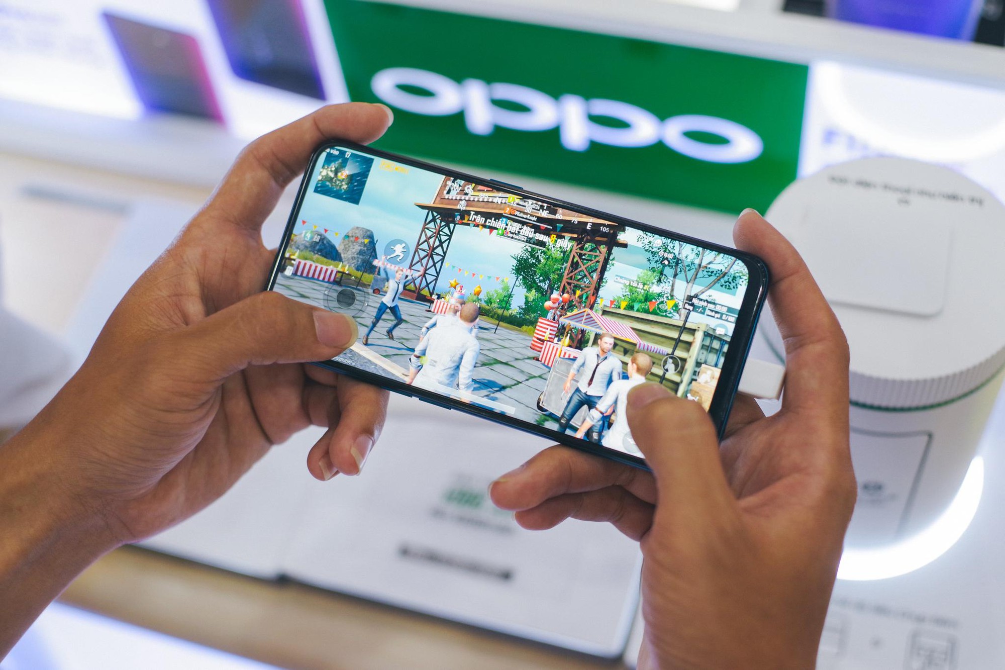 Khách hàng thích thú trải nghiệm smartphone toàn màn hình F11 Pro ngay trước giờ ra mắt - Ảnh 11. Khách hàng thích thú trải nghiệm smartphone toàn màn hình F11 Pro ngay trước giờ ra mắt - Ảnh 11.