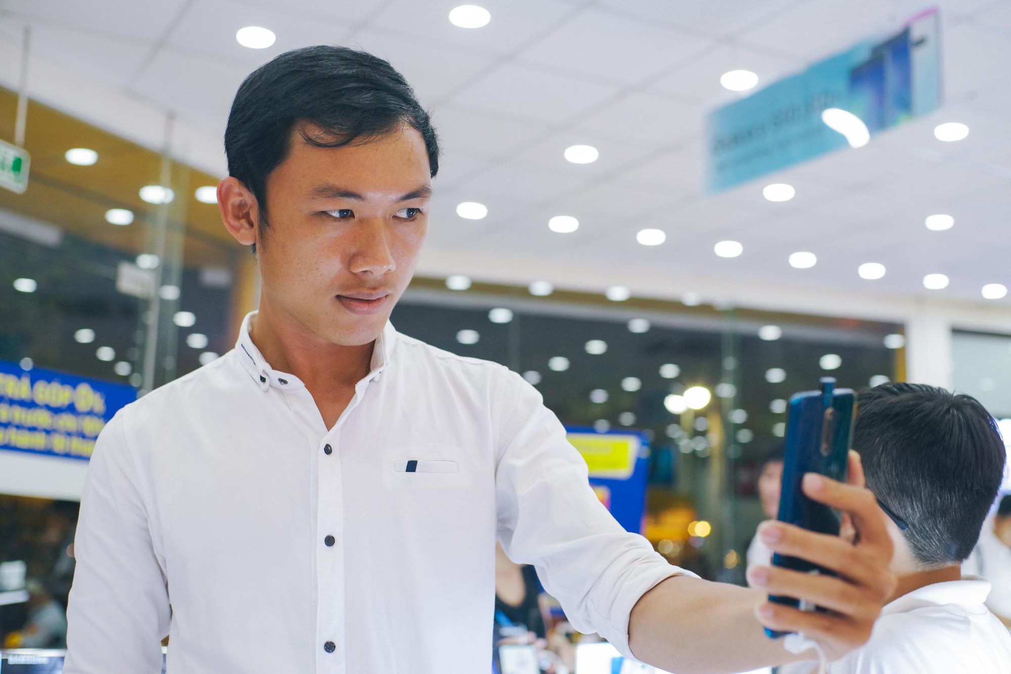 Khách hàng thích thú trải nghiệm smartphone toàn màn hình F11 Pro ngay trước giờ ra mắt - Ảnh 12. Khách hàng thích thú trải nghiệm smartphone toàn màn hình F11 Pro ngay trước giờ ra mắt - Ảnh 12.
