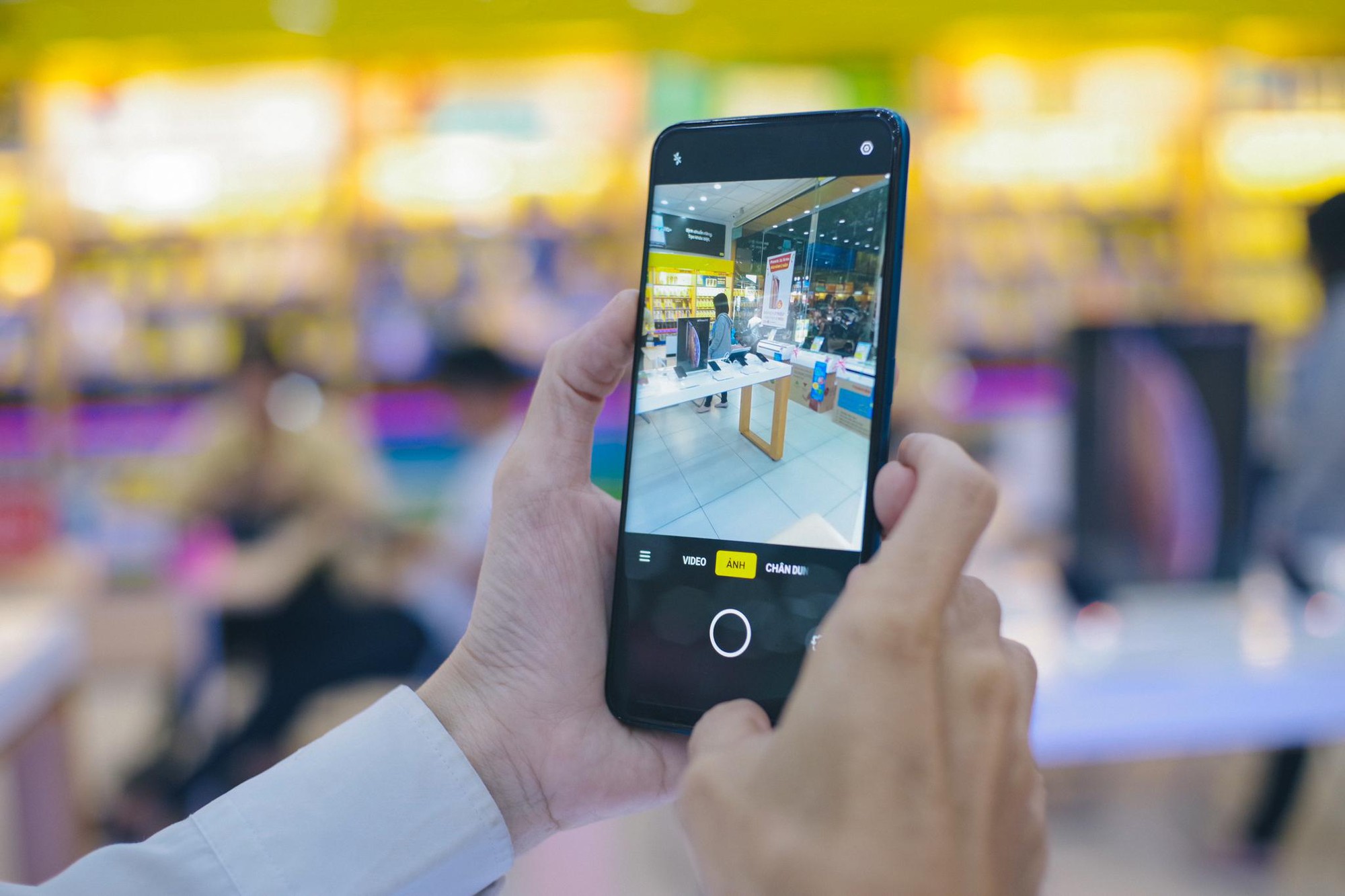 Khách hàng thích thú trải nghiệm smartphone toàn màn hình F11 Pro ngay trước giờ ra mắt - Ảnh 3. Khách hàng thích thú trải nghiệm smartphone toàn màn hình F11 Pro ngay trước giờ ra mắt - Ảnh 3.