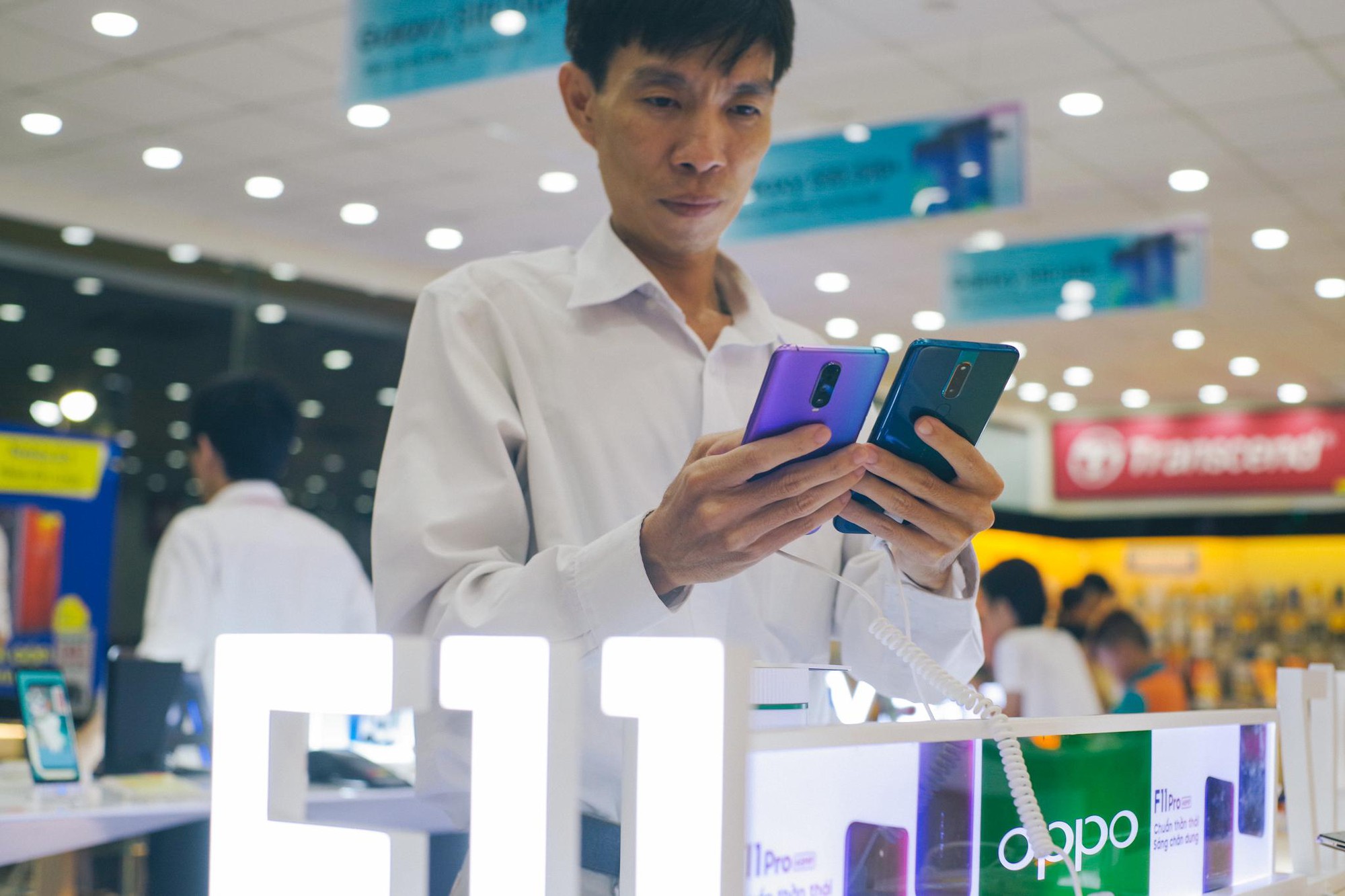 Khách hàng thích thú trải nghiệm smartphone toàn màn hình F11 Pro ngay trước giờ ra mắt - Ảnh 4. Khách hàng thích thú trải nghiệm smartphone toàn màn hình F11 Pro ngay trước giờ ra mắt - Ảnh 4.