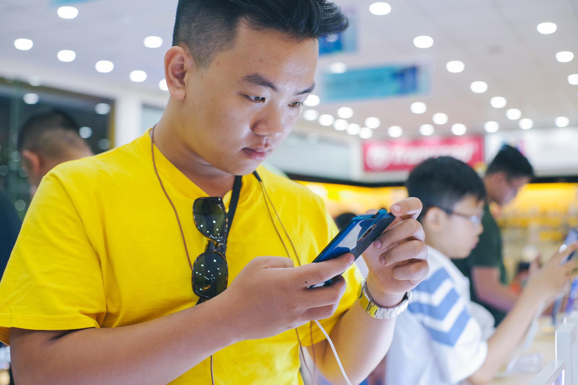 Khách hàng thích thú trải nghiệm smartphone toàn màn hình F11 Pro ngay trước giờ ra mắt - Ảnh 5. Khách hàng thích thú trải nghiệm smartphone toàn màn hình F11 Pro ngay trước giờ ra mắt - Ảnh 5.