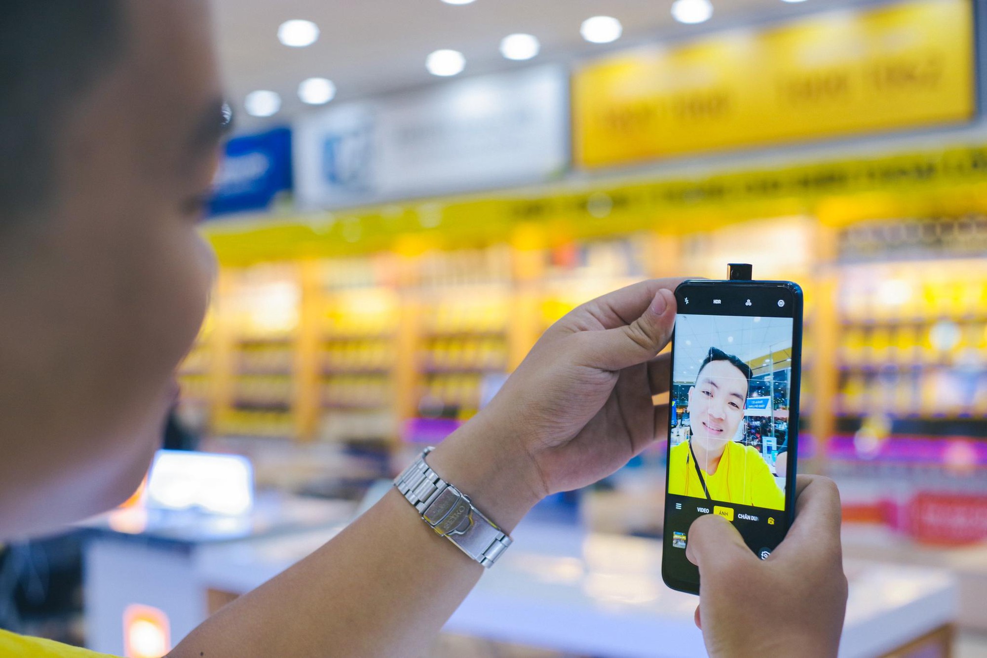 Khách hàng thích thú trải nghiệm smartphone toàn màn hình F11 Pro ngay trước giờ ra mắt - Ảnh 6. Khách hàng thích thú trải nghiệm smartphone toàn màn hình F11 Pro ngay trước giờ ra mắt - Ảnh 6.