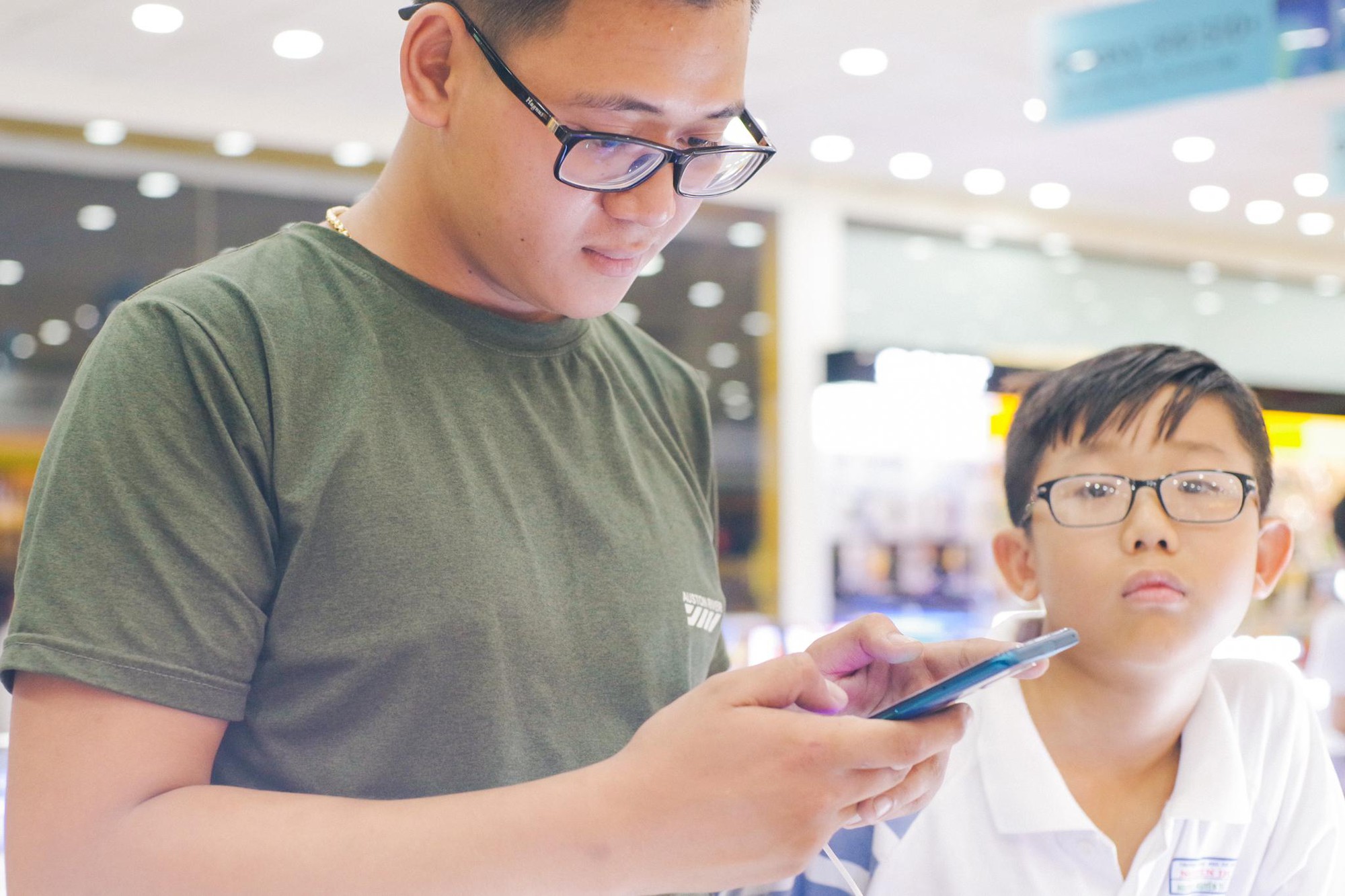 Khách hàng thích thú trải nghiệm smartphone toàn màn hình F11 Pro ngay trước giờ ra mắt - Ảnh 8. Khách hàng thích thú trải nghiệm smartphone toàn màn hình F11 Pro ngay trước giờ ra mắt - Ảnh 8.