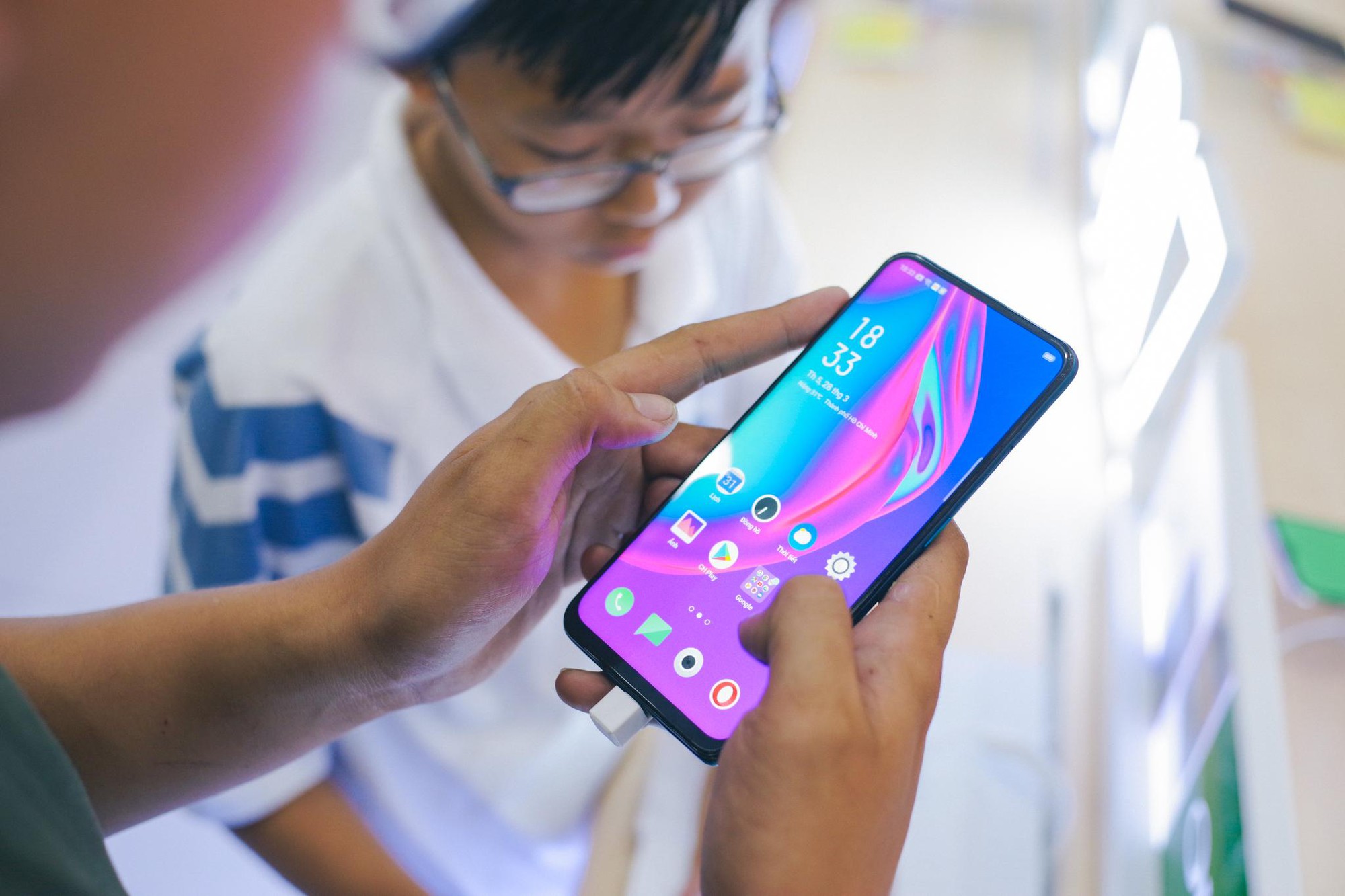 Khách hàng thích thú trải nghiệm smartphone toàn màn hình F11 Pro ngay trước giờ ra mắt - Ảnh 9. Khách hàng thích thú trải nghiệm smartphone toàn màn hình F11 Pro ngay trước giờ ra mắt - Ảnh 9.