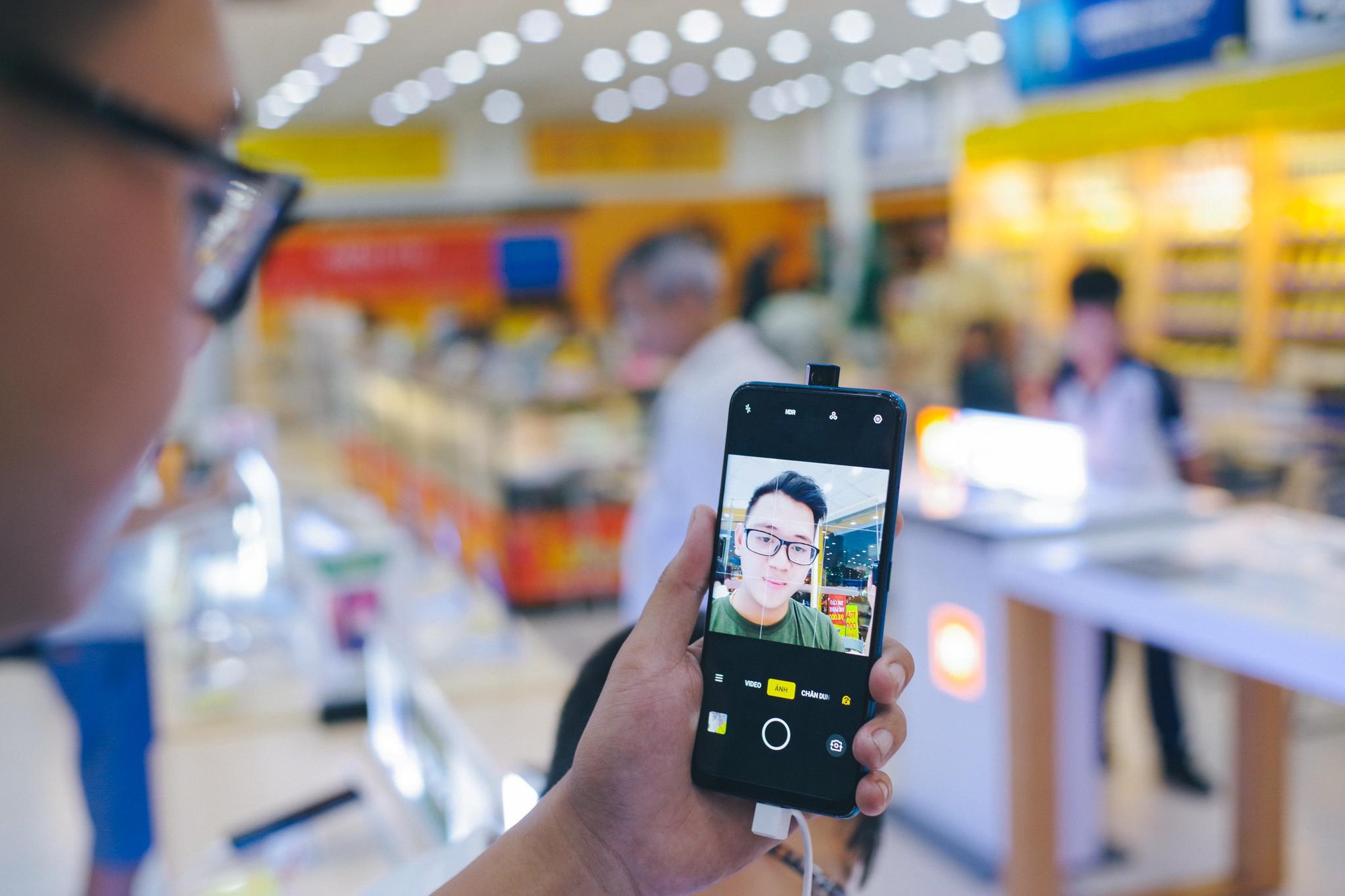 Khách hàng thích thú trải nghiệm smartphone toàn màn hình F11 Pro ngay trước giờ ra mắt - Ảnh 10. Khách hàng thích thú trải nghiệm smartphone toàn màn hình F11 Pro ngay trước giờ ra mắt - Ảnh 10.