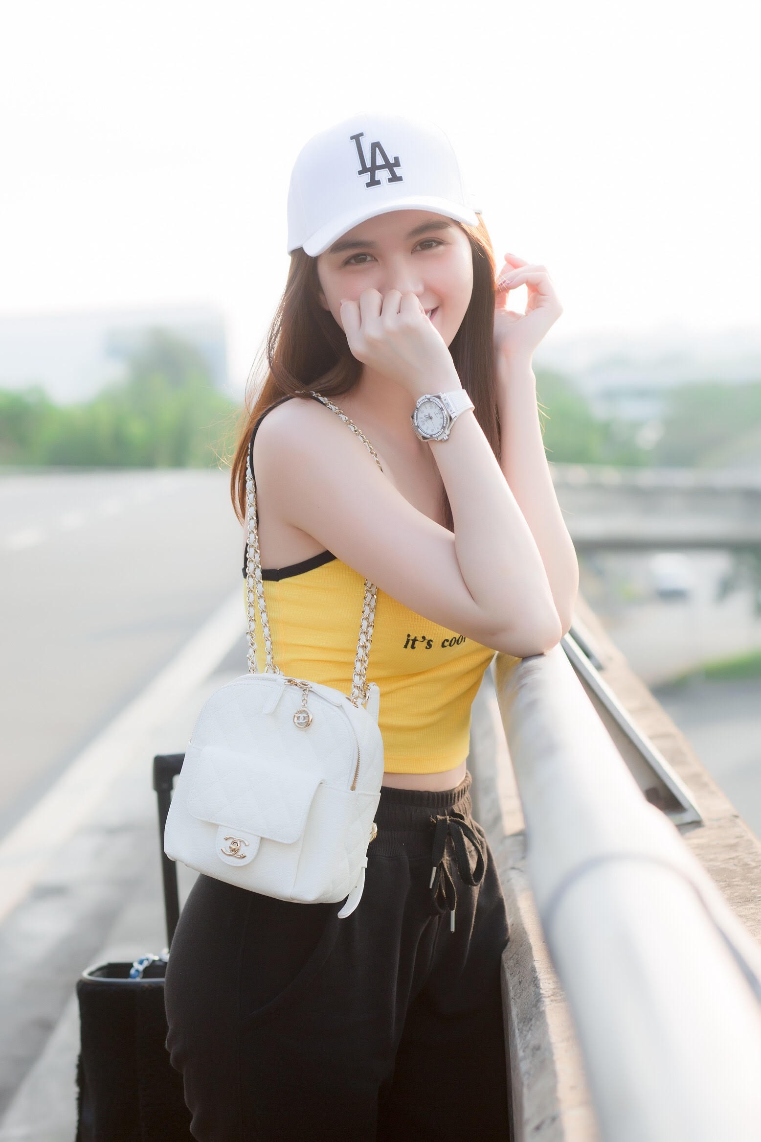 Ngọc Trinh diện áo hai dây khoe vai trần, cùng dàn nghệ sĩ lên đường tham dự Đêm hội chân dài 12 - Ảnh 2. Ngọc Trinh diện áo hai dây khoe vai trần, cùng dàn nghệ sĩ lên đường tham dự Đêm hội chân dài 12 - Ảnh 2.