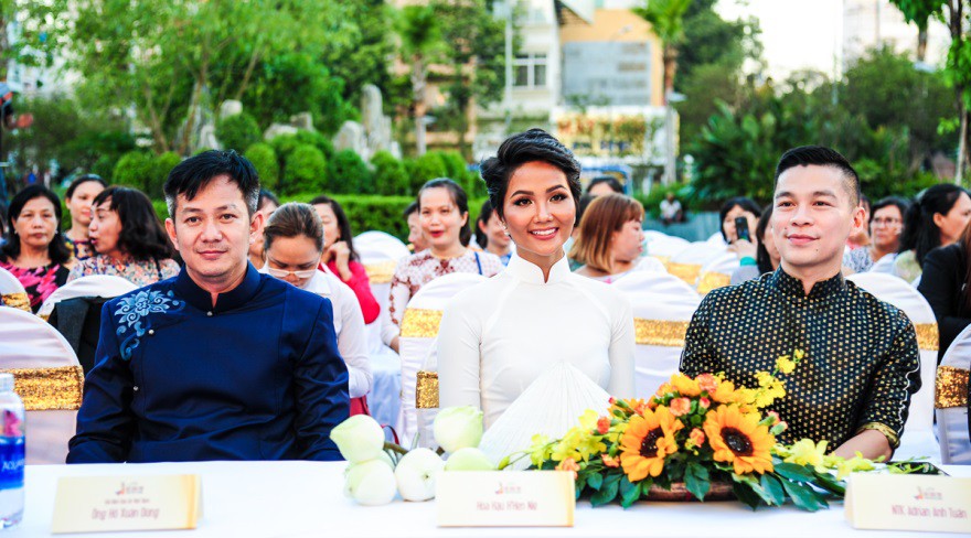 Vẻ đẹp thuần khiết của tình yêu qua BST áo dài Mơ của Adrian Anh Tuấn - Ảnh 1. Vẻ đẹp thuần khiết của tình yêu qua BST áo dài Mơ của Adrian Anh Tuấn - Ảnh 1.
