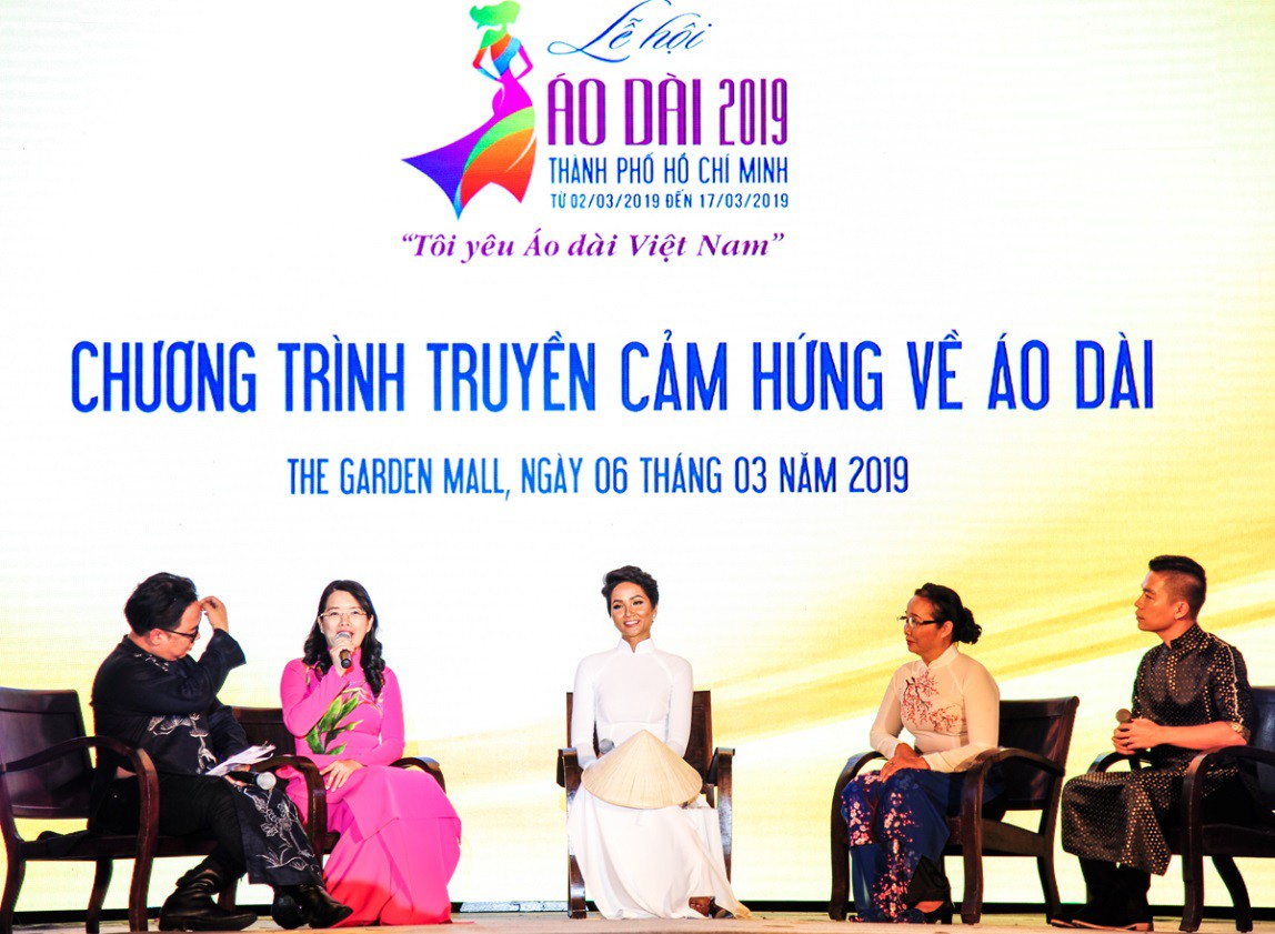 Vẻ đẹp thuần khiết của tình yêu qua BST áo dài Mơ của Adrian Anh Tuấn - Ảnh 2. Vẻ đẹp thuần khiết của tình yêu qua BST áo dài Mơ của Adrian Anh Tuấn - Ảnh 2.