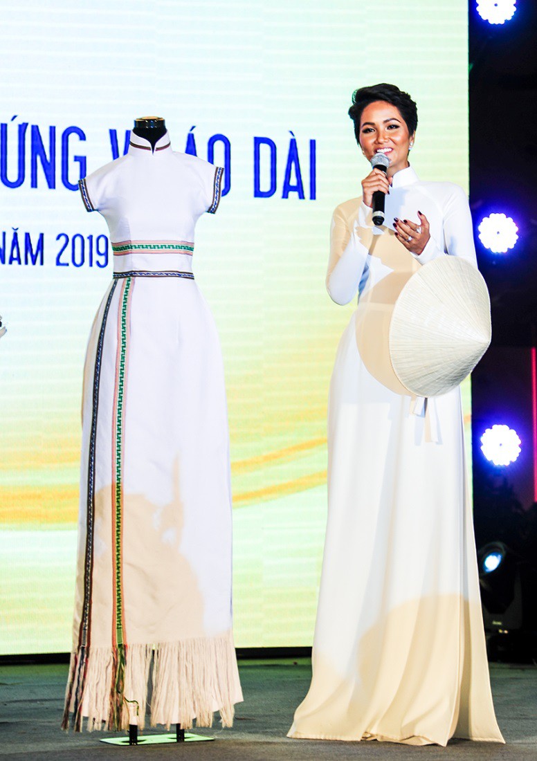 Vẻ đẹp thuần khiết của tình yêu qua BST áo dài Mơ của Adrian Anh Tuấn - Ảnh 4. Vẻ đẹp thuần khiết của tình yêu qua BST áo dài Mơ của Adrian Anh Tuấn - Ảnh 4.