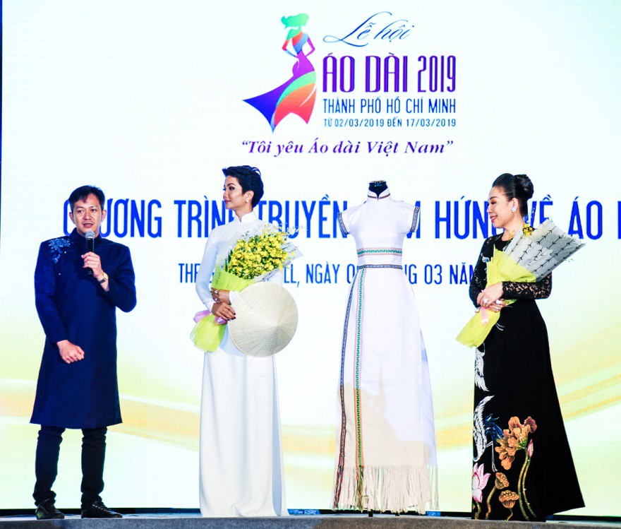 Vẻ đẹp thuần khiết của tình yêu qua BST áo dài Mơ của Adrian Anh Tuấn - Ảnh 5. Vẻ đẹp thuần khiết của tình yêu qua BST áo dài Mơ của Adrian Anh Tuấn - Ảnh 5.
