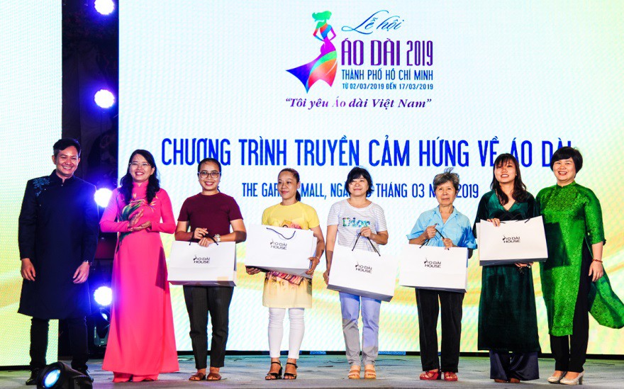 Vẻ đẹp thuần khiết của tình yêu qua BST áo dài Mơ của Adrian Anh Tuấn - Ảnh 6. Vẻ đẹp thuần khiết của tình yêu qua BST áo dài Mơ của Adrian Anh Tuấn - Ảnh 6.