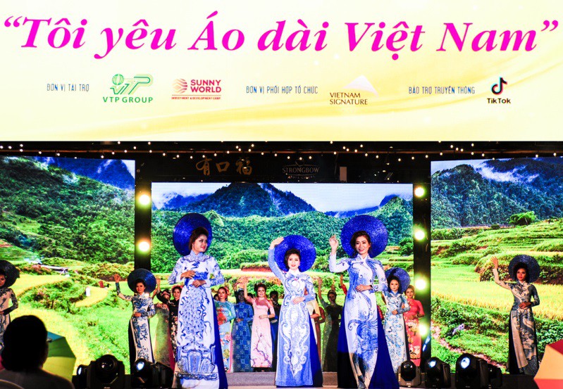 Vẻ đẹp thuần khiết của tình yêu qua BST áo dài Mơ của Adrian Anh Tuấn - Ảnh 7. Vẻ đẹp thuần khiết của tình yêu qua BST áo dài Mơ của Adrian Anh Tuấn - Ảnh 7.
