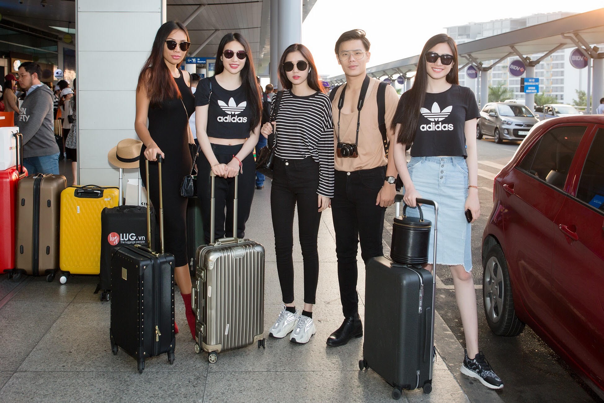 Ngọc Trinh diện áo hai dây khoe vai trần, cùng dàn nghệ sĩ lên đường tham dự Đêm hội chân dài 12 - Ảnh 11. Ngọc Trinh diện áo hai dây khoe vai trần, cùng dàn nghệ sĩ lên đường tham dự Đêm hội chân dài 12 - Ảnh 11.