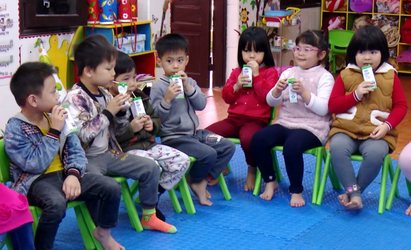 Vinamilk cùng sữa học đường góp phần nâng cao tầm vóc trẻ Việt - Ảnh 1. Vinamilk cùng sữa học đường góp phần nâng cao tầm vóc trẻ Việt - Ảnh 1.