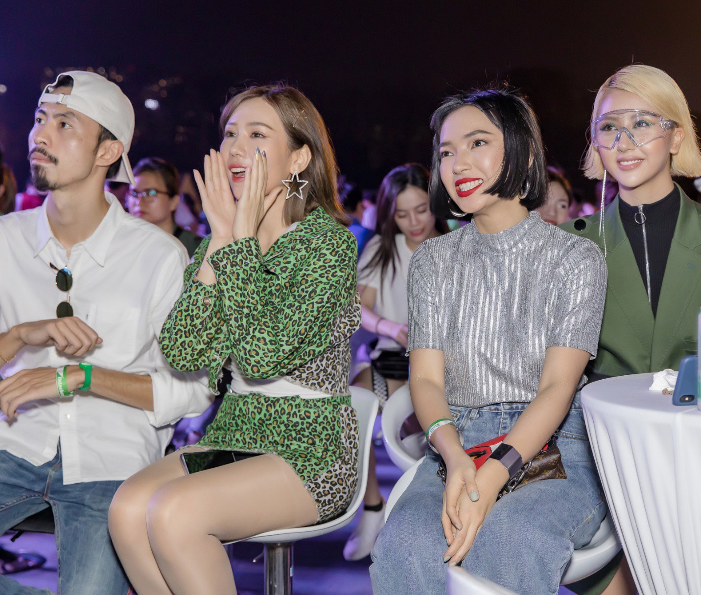 Gia nhập hội fan F1, Đen Vâu, Châu Bùi cùng loạt sao Việt truyền tải thông điệp “quẩy” có trách nhiệm - Ảnh 2. Gia nhập hội fan F1, Đen Vâu, Châu Bùi cùng loạt sao Việt truyền tải thông điệp “quẩy” có trách nhiệm - Ảnh 2.